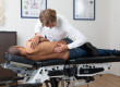 Chiropractor Sten behandelt een patiënt voor lage rugpijn en ischias